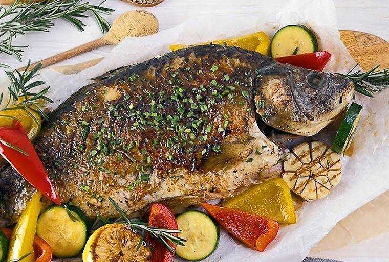 Карп в духовке целиком с овощами и лимоном | 3 рецепта