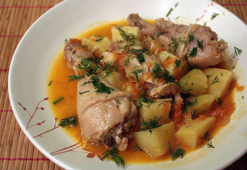 Тушеная курица (рецепт с картошкой, морковью и луком)