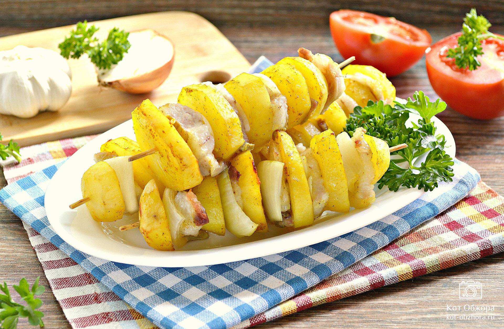Картофель с луком и салом на шпажках с использованием: картофель,сало,лук репчатый,соль Картофель уже давно стал для славянских народов вторым хлебом Каких только блюд не готовят из картофеля и в каких только блюдах не используют этот замечательный овощ