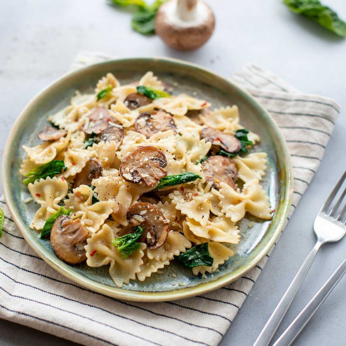 Паста с курицей и грибами в сливочном соусе