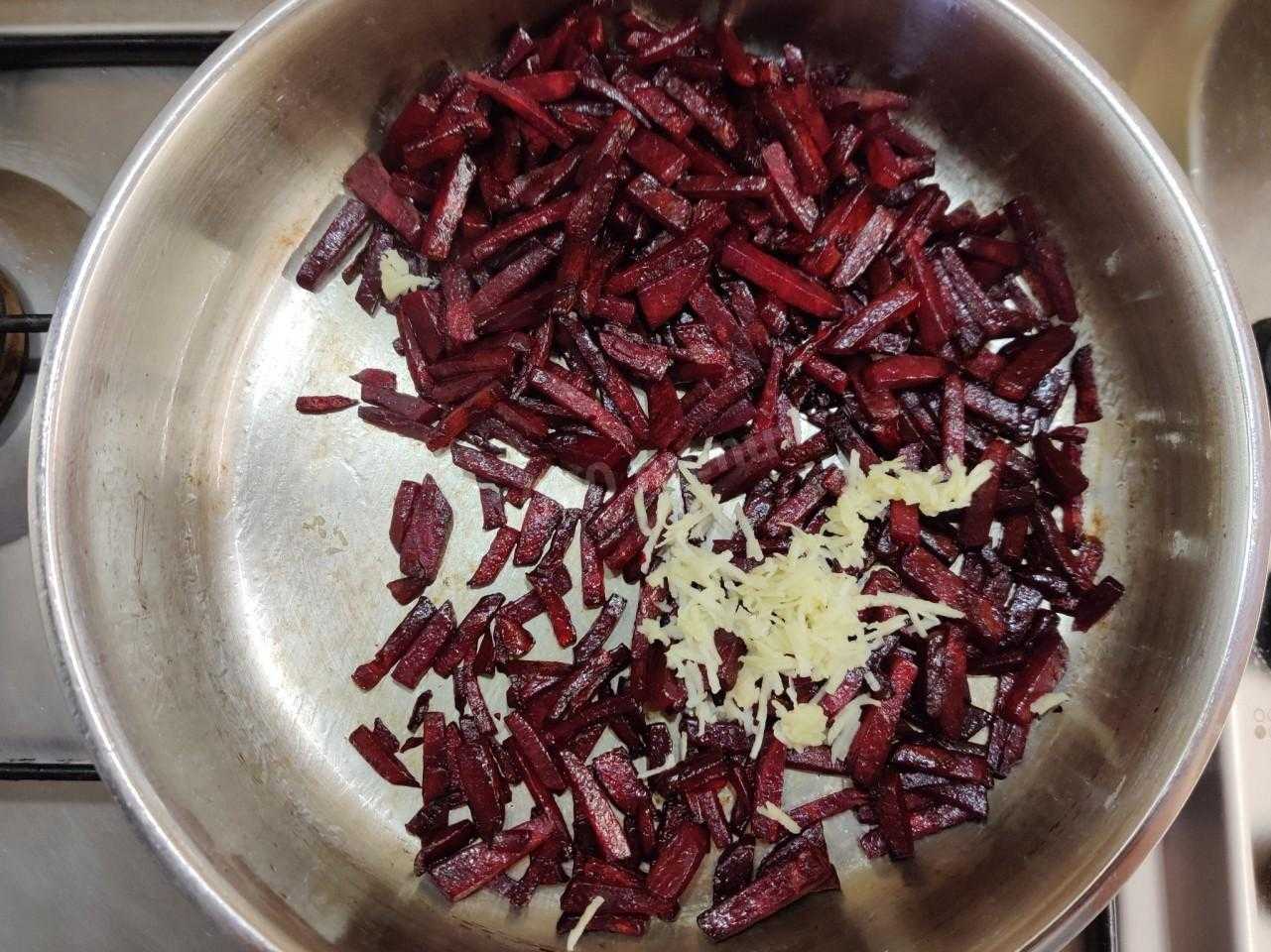 Рецепты салатов с маринованным луком