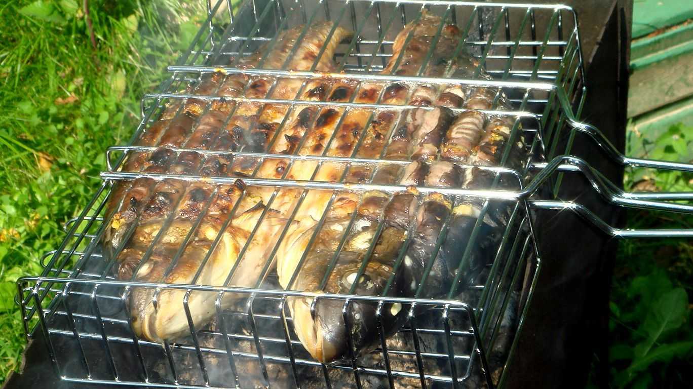 Сазан на мангале: как вкусно пожарить или запечь