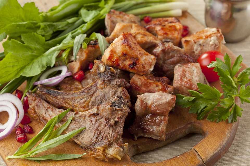 Картофель с бараньими ребрышками в мультиварке. бараньи ребрышки с картошкой в мультиварке.