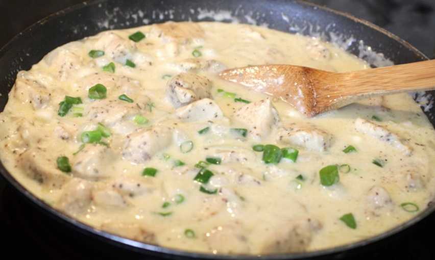 Курица на сковороде в сметанном соусе: рецепты с фото