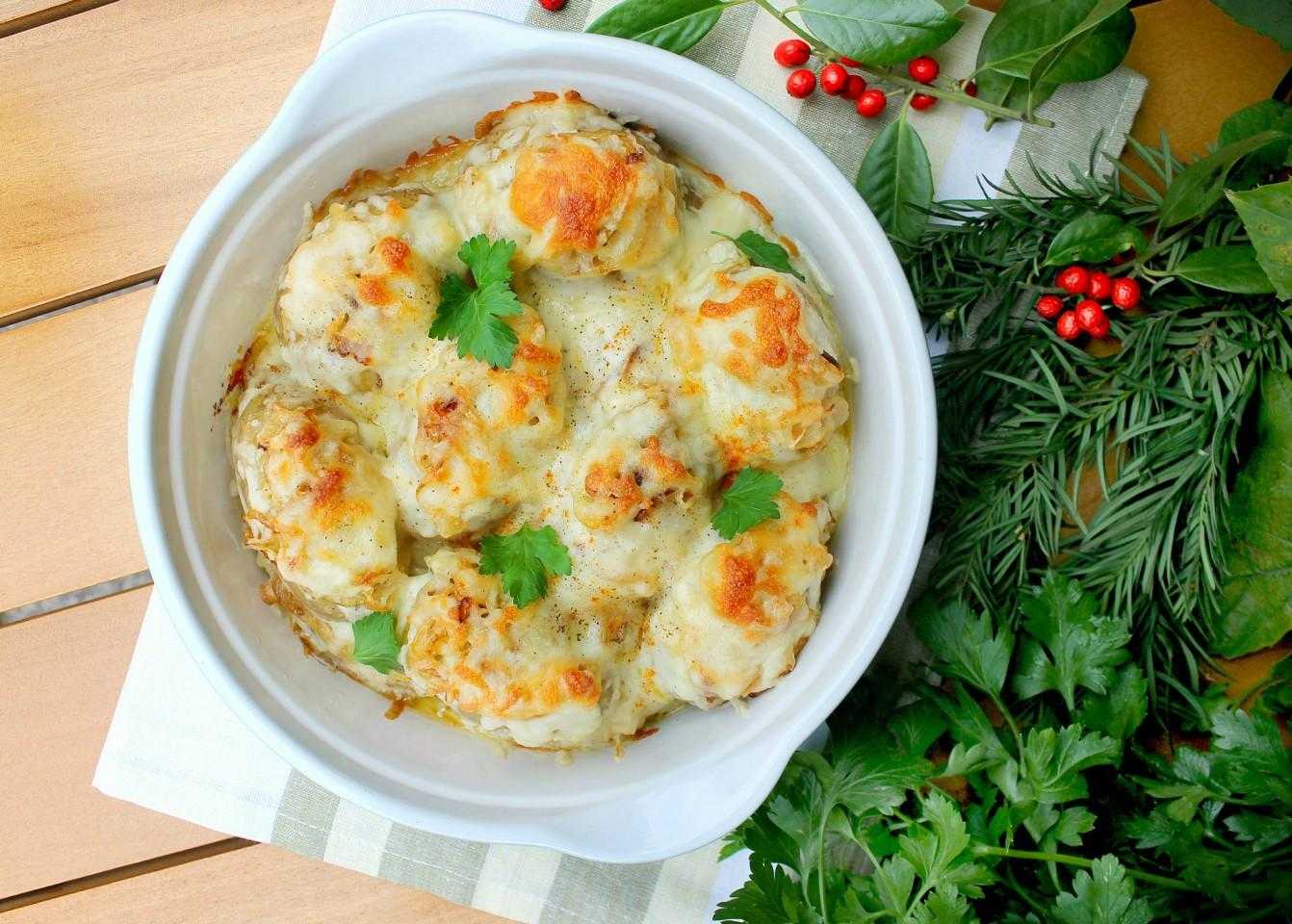 Куриные голени с картофелем и луком в духовке