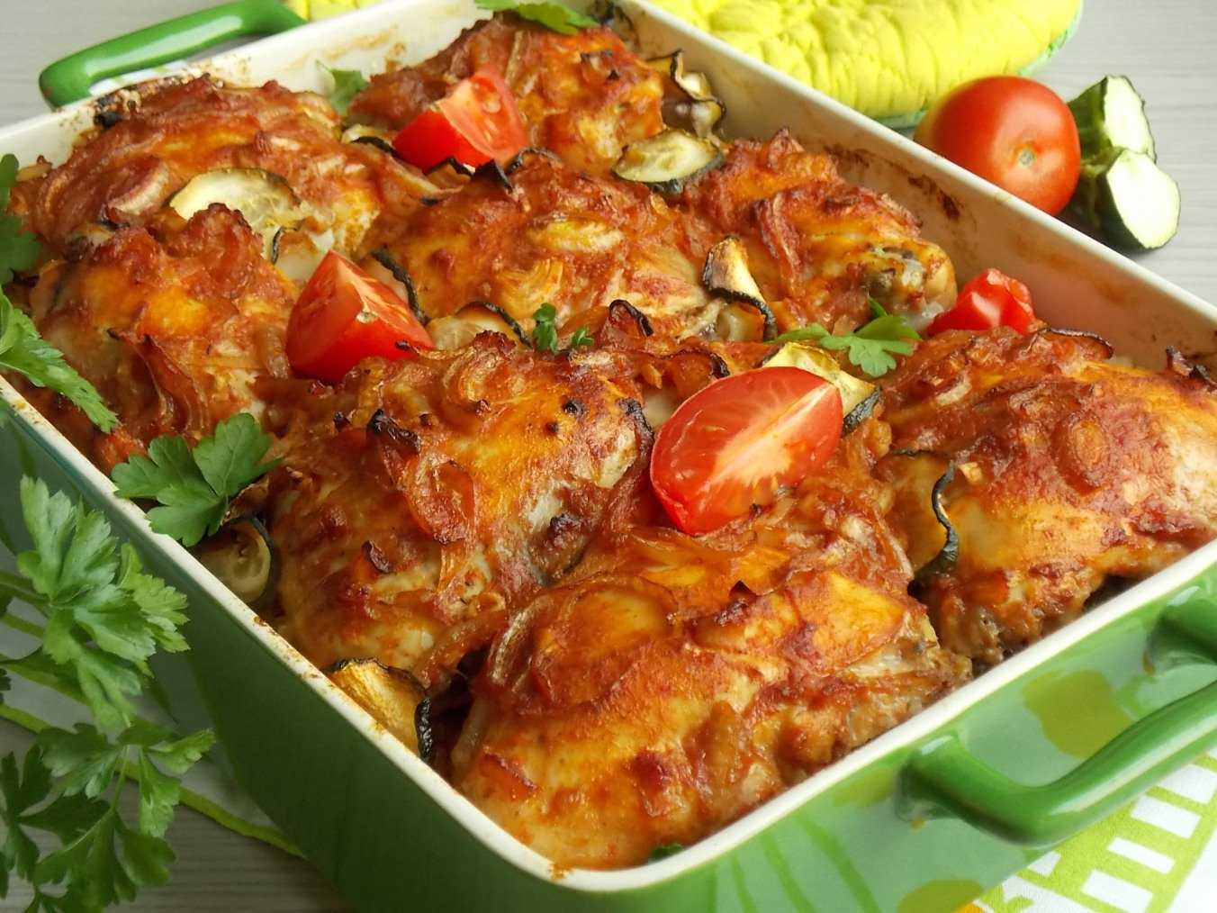 Куриные бедра с грибами и луком в духовке с использованием: бедра куриные,шампиньоны,лук репчатый,майонез Предлагаю свой новый рецепт из куриных бедер Очень ароматно и вкусно