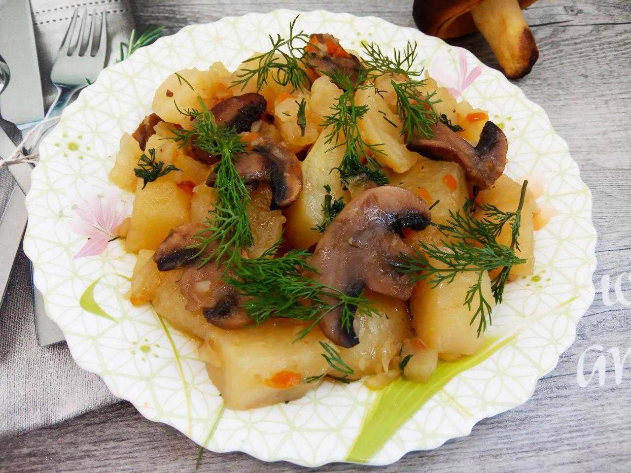 Рецепты салатов, первых блюд, закусок, вторых блюд, гарниров, закаток, выпечек, десертов и напитков | wowcook.net 
пицца с шампиньонами, колбасой и сыром в духовке | wowcook.net