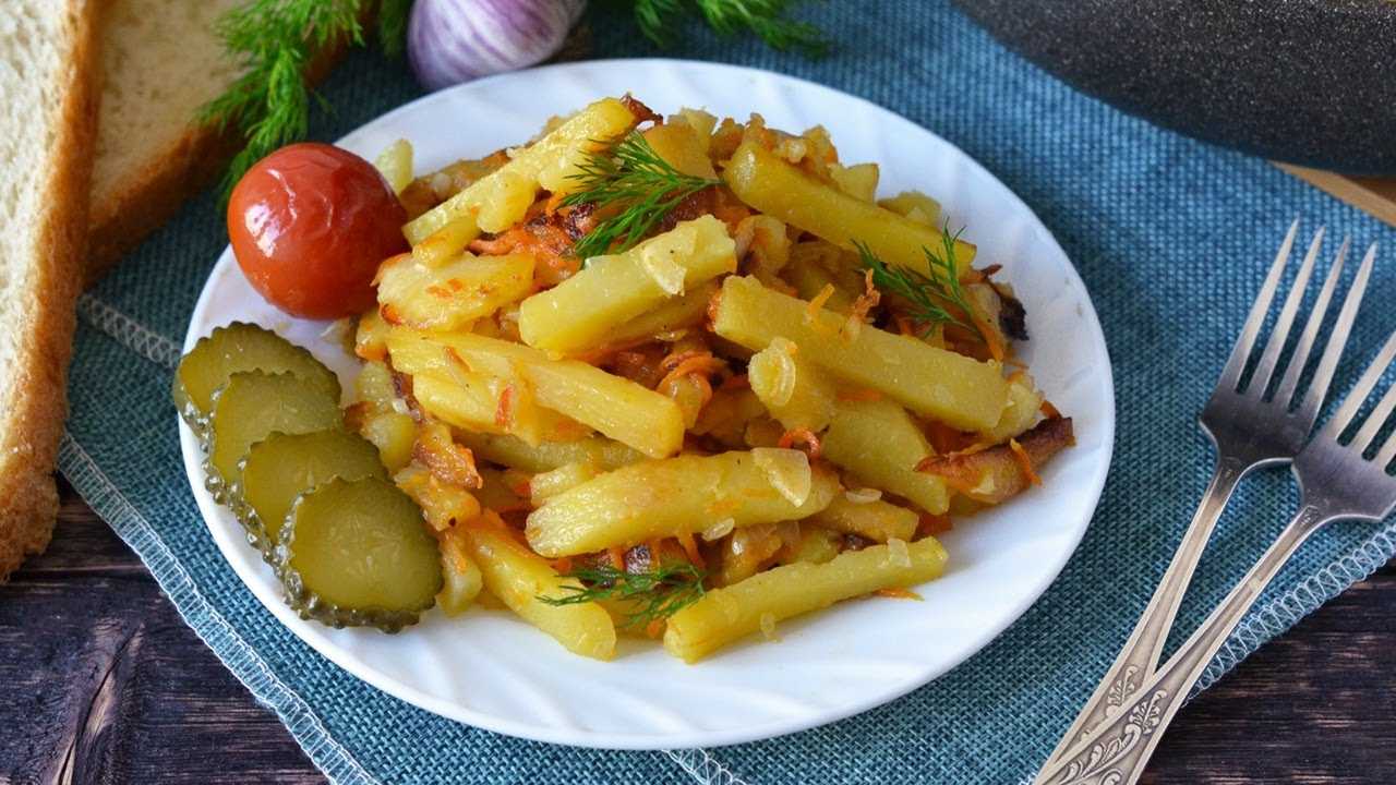 Жареная картошка с луком на сковороде