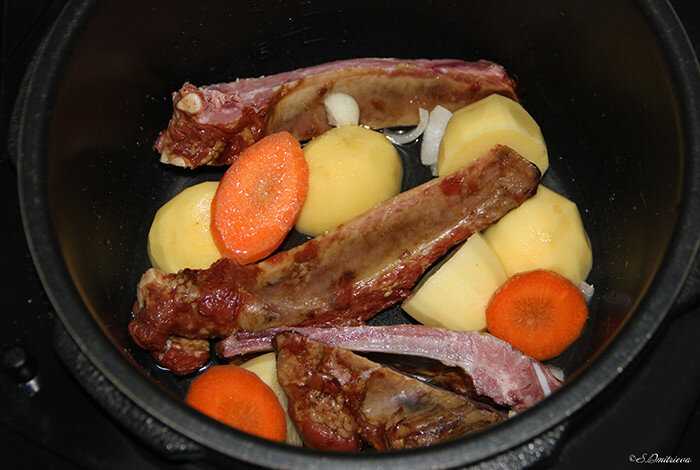 Тушеный картофель с копчеными ребрышками и грибами - рецепт с фотографиями - patee. рецепты