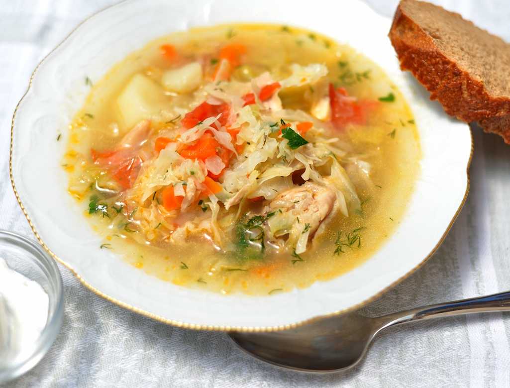 Свежие щи с курицей в мультиварке  с использованием: филе куриное,капуста белокачанная,морковь,помидоры Существует множество рецептов по приготовлению щей Их можно варить на овощном, мясном, грибном бульоне и добавлять ингредиенты на свой вкус
