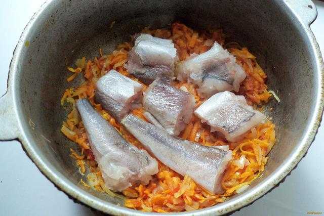 Рецепт хека в духовке с морковью и луком (тушим рыбу)