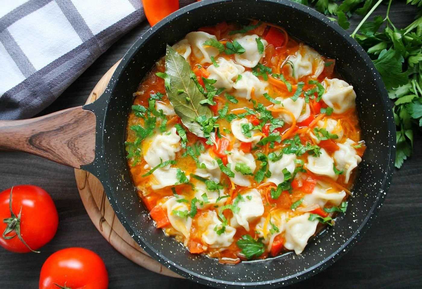 Пельмени на сковороде – 10 пошаговых рецептов с фото: с соусом, сыром, луком, ленивые