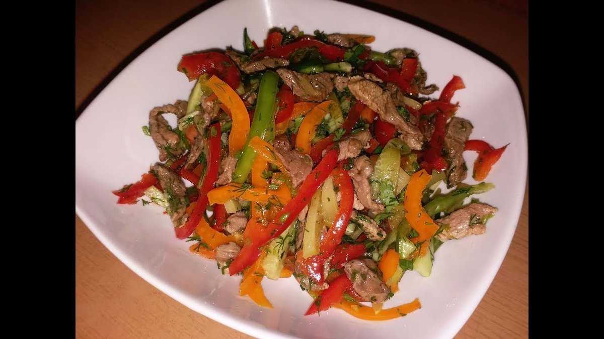 Мясной салат с говядиной болгарским перцем и огурцами