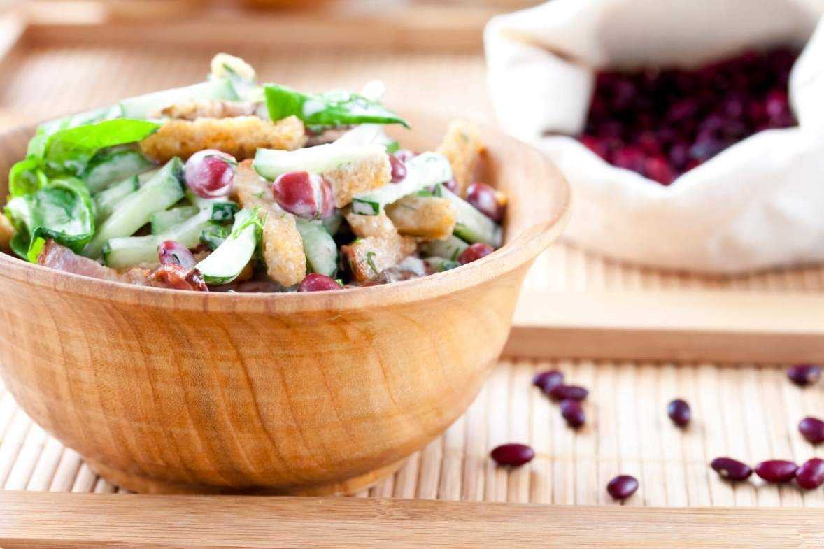 Салат с сухариками и копченой колбасой — 7 рецептов, как приготовить вкусный салат - rus-womens