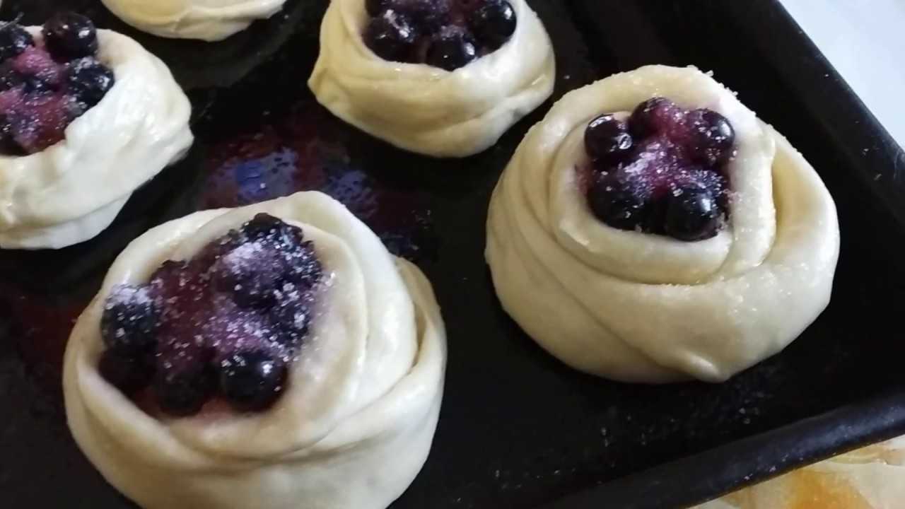 Булочки с черной смородиной с использованием: дрожжи сухие,молоко,песок сахарный,мука пшеничная Предлагаем испечь очень вкусные булочки с черной смородиной Тесто готовится на основе сухих дрожжей