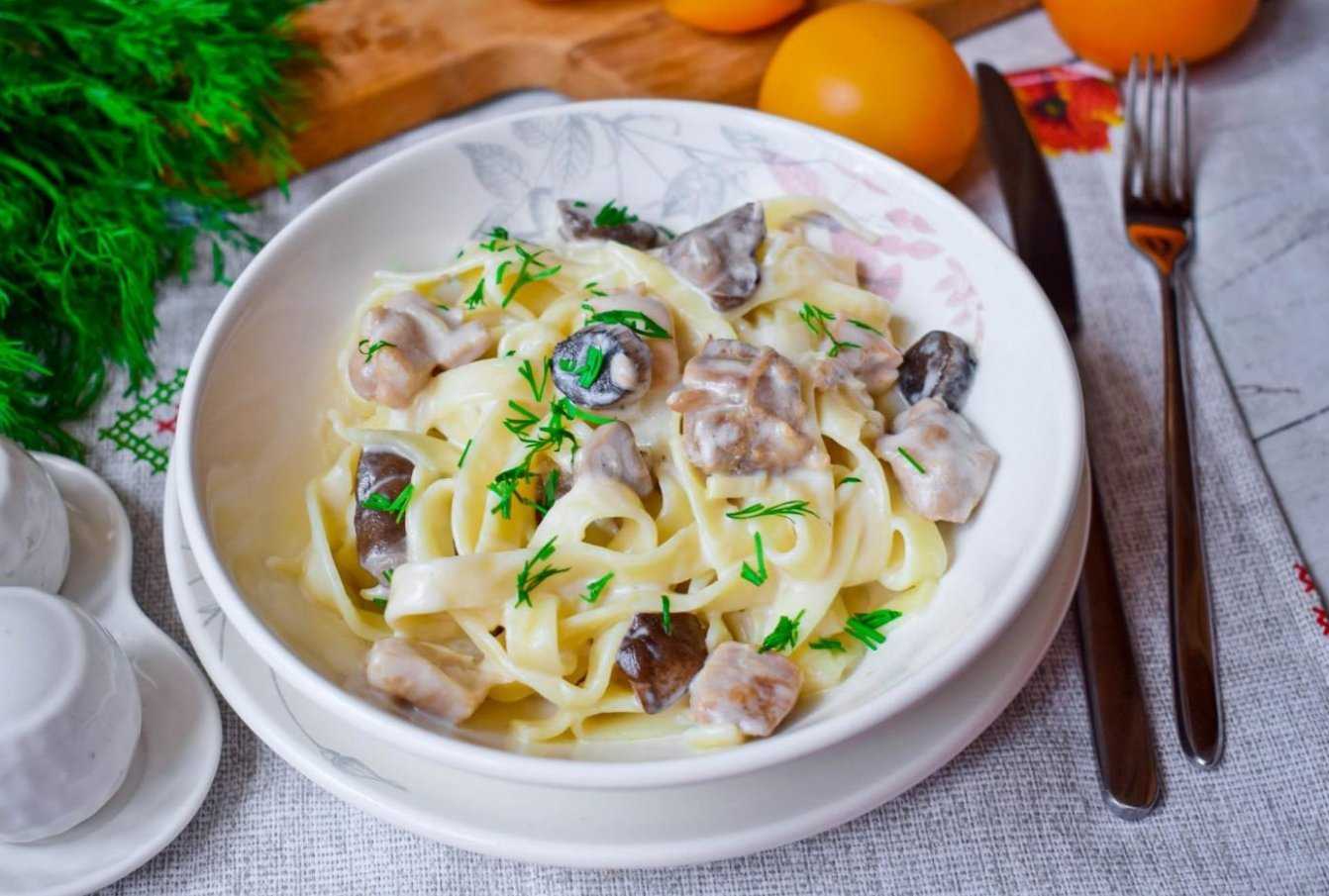 Макароны с грибами и курицей с использованием: грудка куриная,шампиньоны,молоко 2,5%,макароны Предлагаю приготовить быстрый обед или ужин для всей семьи Макароны с грибами и курицей готовятся не долго, при это получаются очень вкусные и сытные