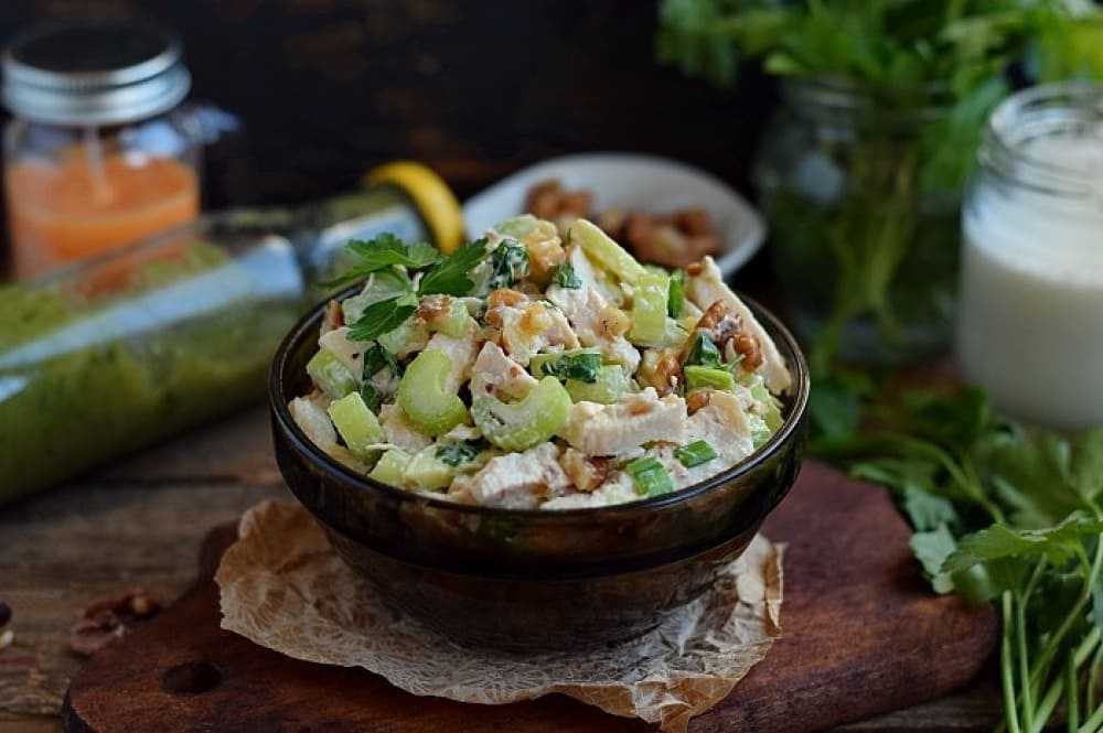 Куриные салаты с маринованными грибами: рецепты салатов слоями и перемешанных с курицей и грибами