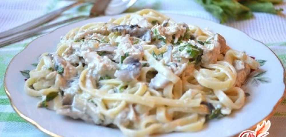 Макароны с куриным мясом и грибами в сметанном соусе