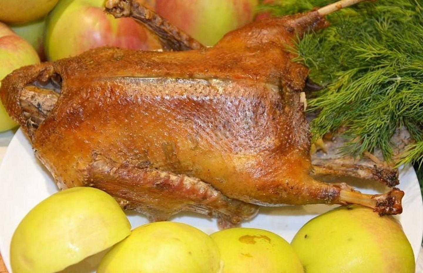 Утка запеченная кусочками в рукаве с использованием: утка,горчица,сметана,лук репчатый Утка, запеченная кусочками в рукаве, отлично подходит для семейного и праздничного ужина Предварительно тушку птицы следует разрубить на куски