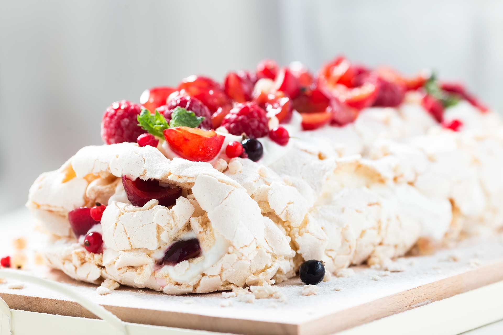 Рецепт меренгового рулета с фисташками, малиной и макскарпоне в домашних условиях с фото пошагово