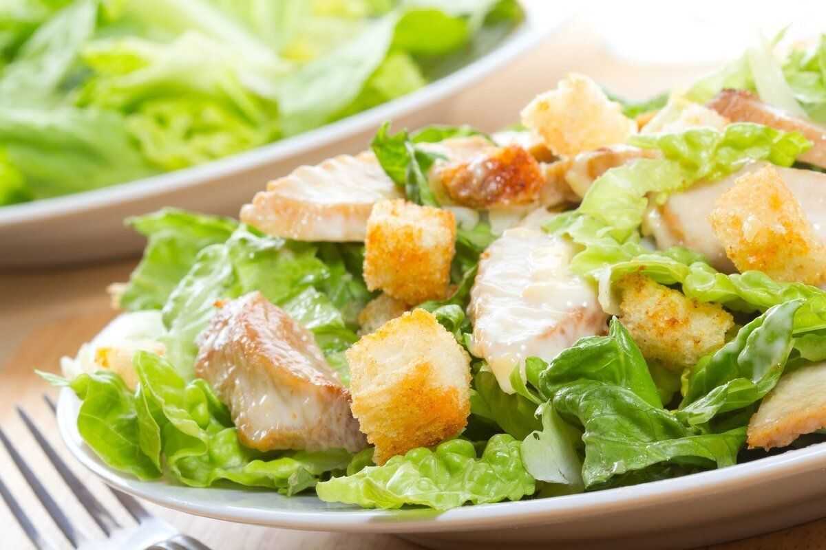 Вкусный салат из копчёной курицы с грибами: рецепты приготовления