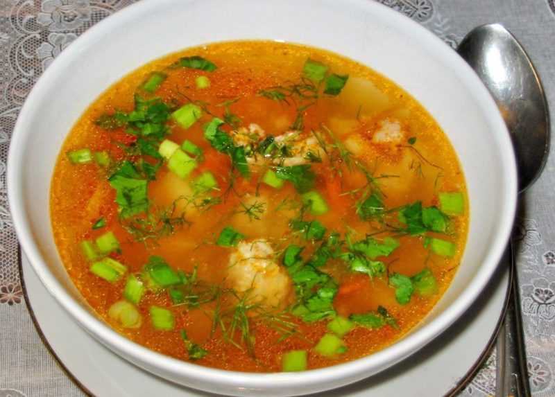 Рисовый суп с кусочками индейки и овощами с использованием: вода,индейка,картофель,морковь Какой же полноценный обед обойдется без сытного и вкусного супчика Хочу поделиться с Вами рецептом простого, но по-настоящему домашнего супа