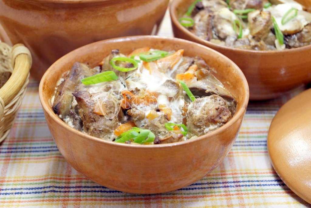 Тушеная куриная печень с овощами