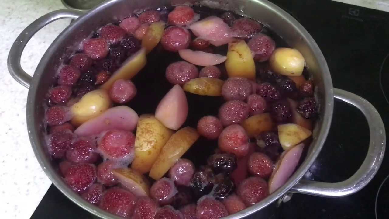 Как и сколько варить компот из свежей и замороженной клубники на зиму