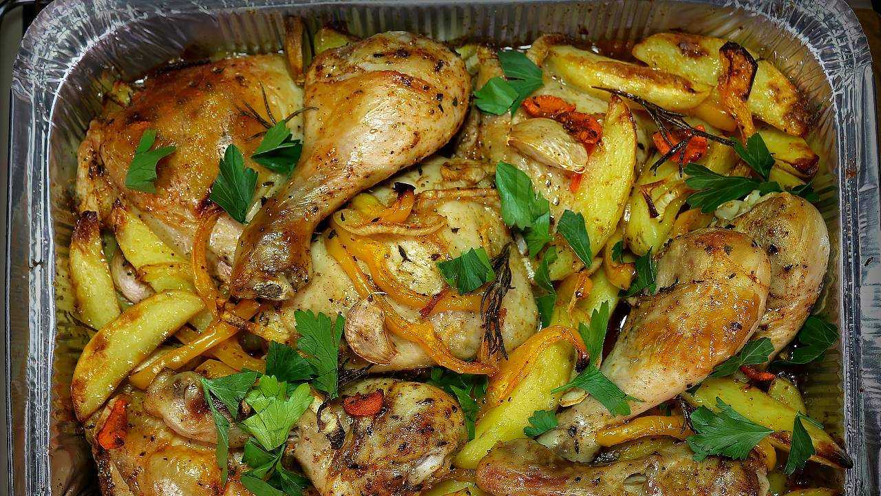 Готовим вкусные куриные бедра в духовке с ломтиками картошки — самые удачные рецепты