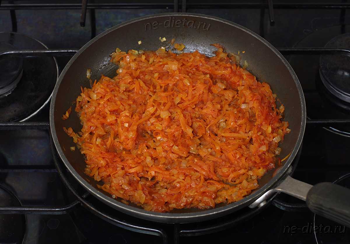 Тушёная курица с овощами на сковороде без масла, рецепт с томатной пастой