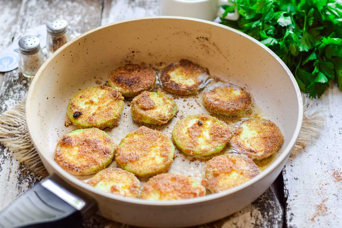 Жареные кабачки на сковороде — быстро и вкусно. пошаговые рецепты жарки кабачков