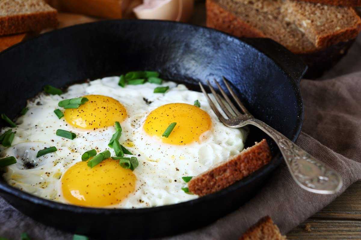 Жарим яйца на сковороде — тонкости приготовления 6 вкуснющих и простых блюд
как пожарить яйца на сковороде - вкусные рецепты