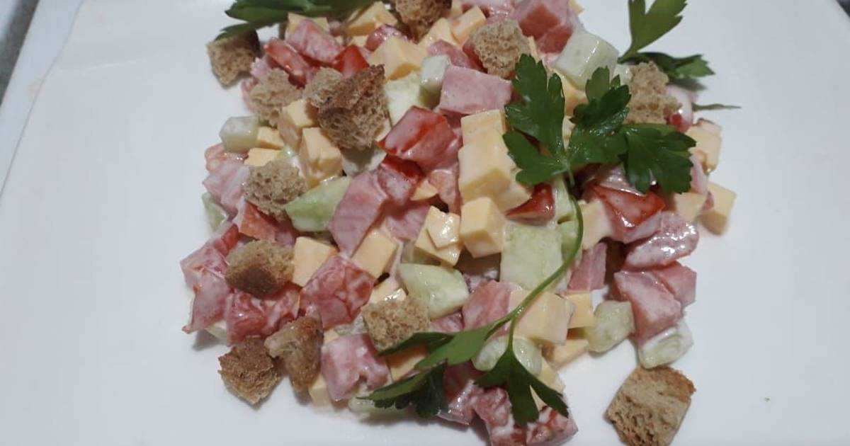 Слоеный салат с курицей и помидорами - 8 пошаговых фото в рецепте