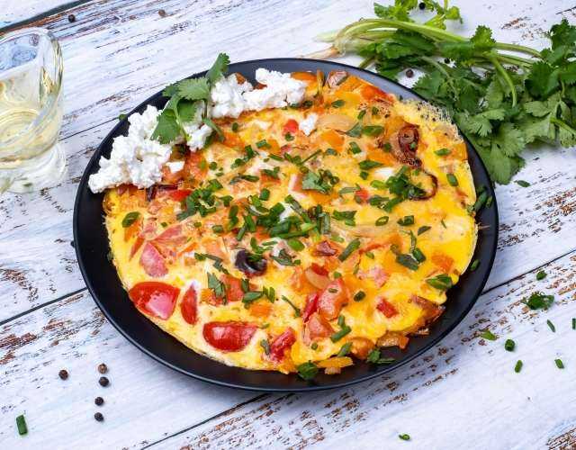 Яичница с помидорами и луком - рецепт завтрака из яиц быстро и вкусно