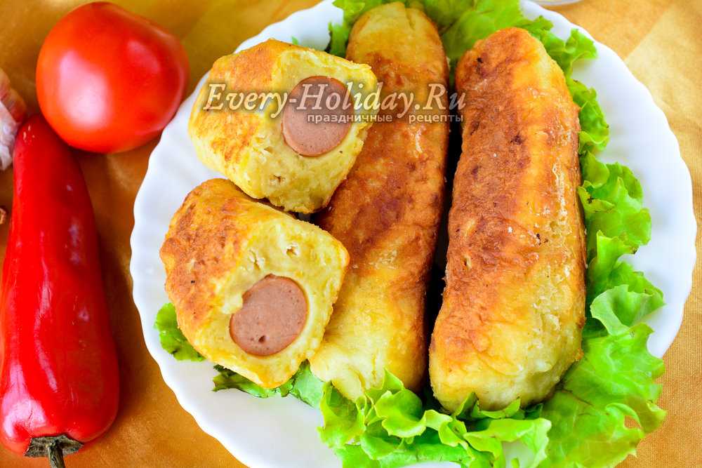 Сосиски в картофельном пюре жаренные на сковороде