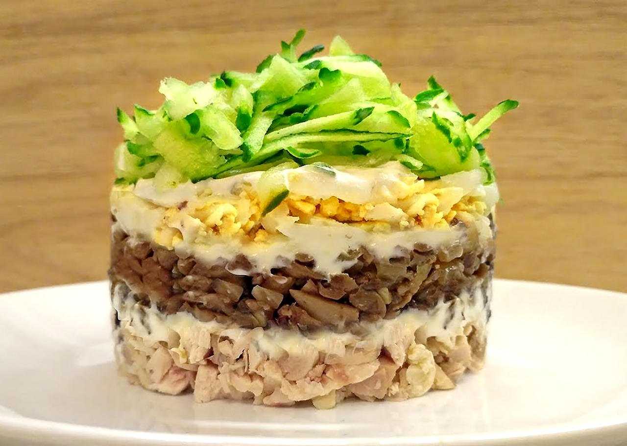 Салаты с грибами и курицей: 8 очень вкусных рецептов