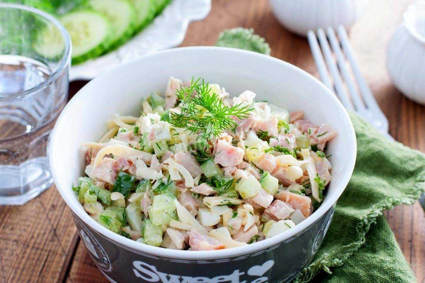 Салаты с куриной грудкой: топ 9 самых востребованных рецептов