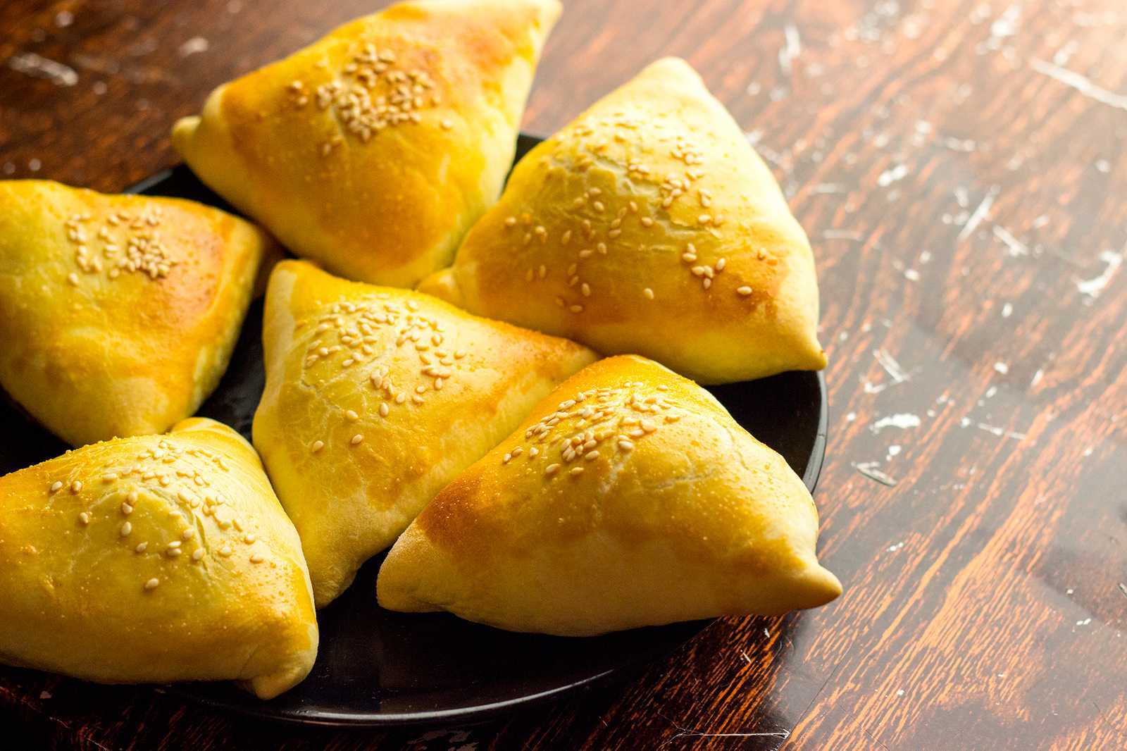 Самса из слоеного готового теста с курицей