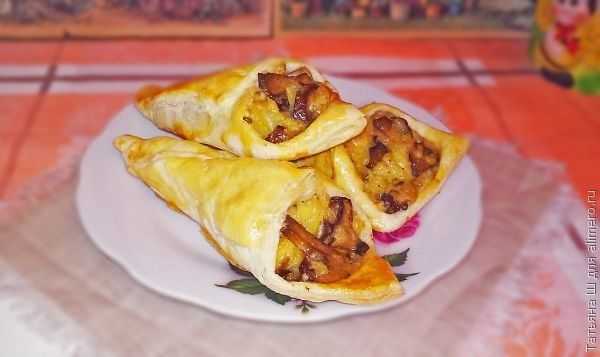 Конвертики с грибами и сыром из слоёного теста