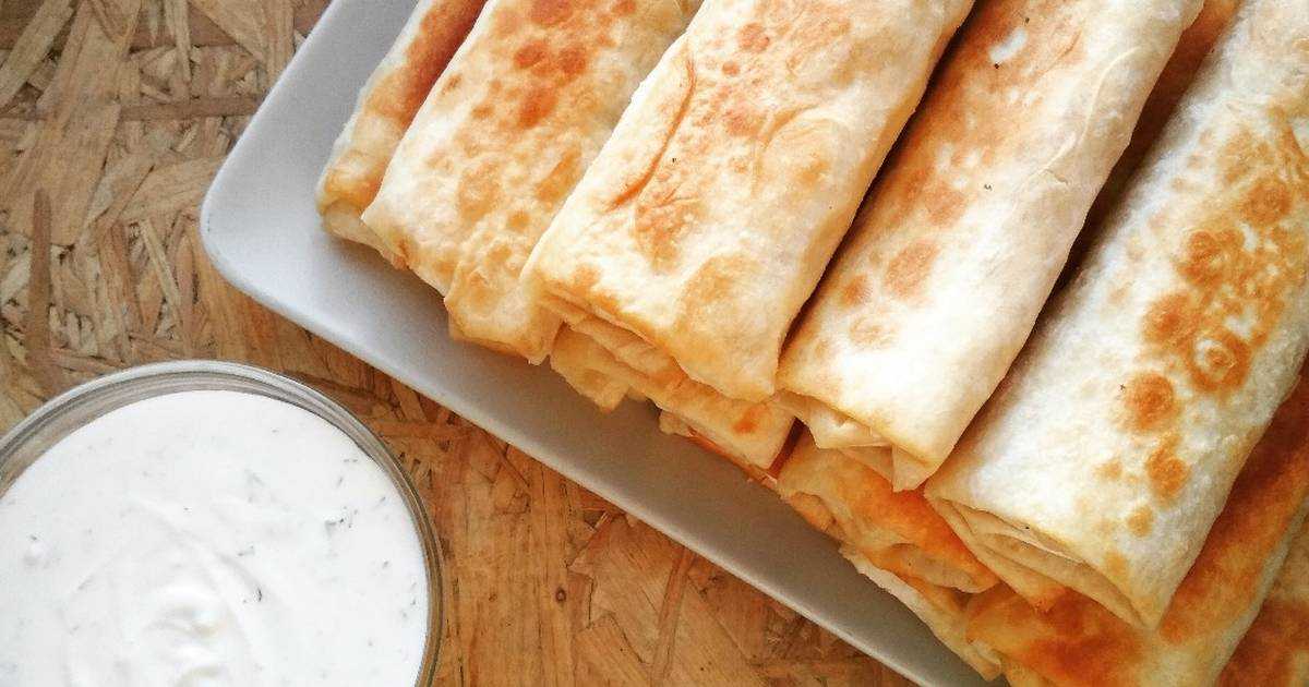 Картофельная запеканка в лаваше с использованием: картофель,лук репчатый,сардельки,лаваш тонкий Не знаете чем удивить домочадцев на обед или ужин Приготовьте картофельную запеканку в лаваше Это блюдо очень вкусное и ароматное