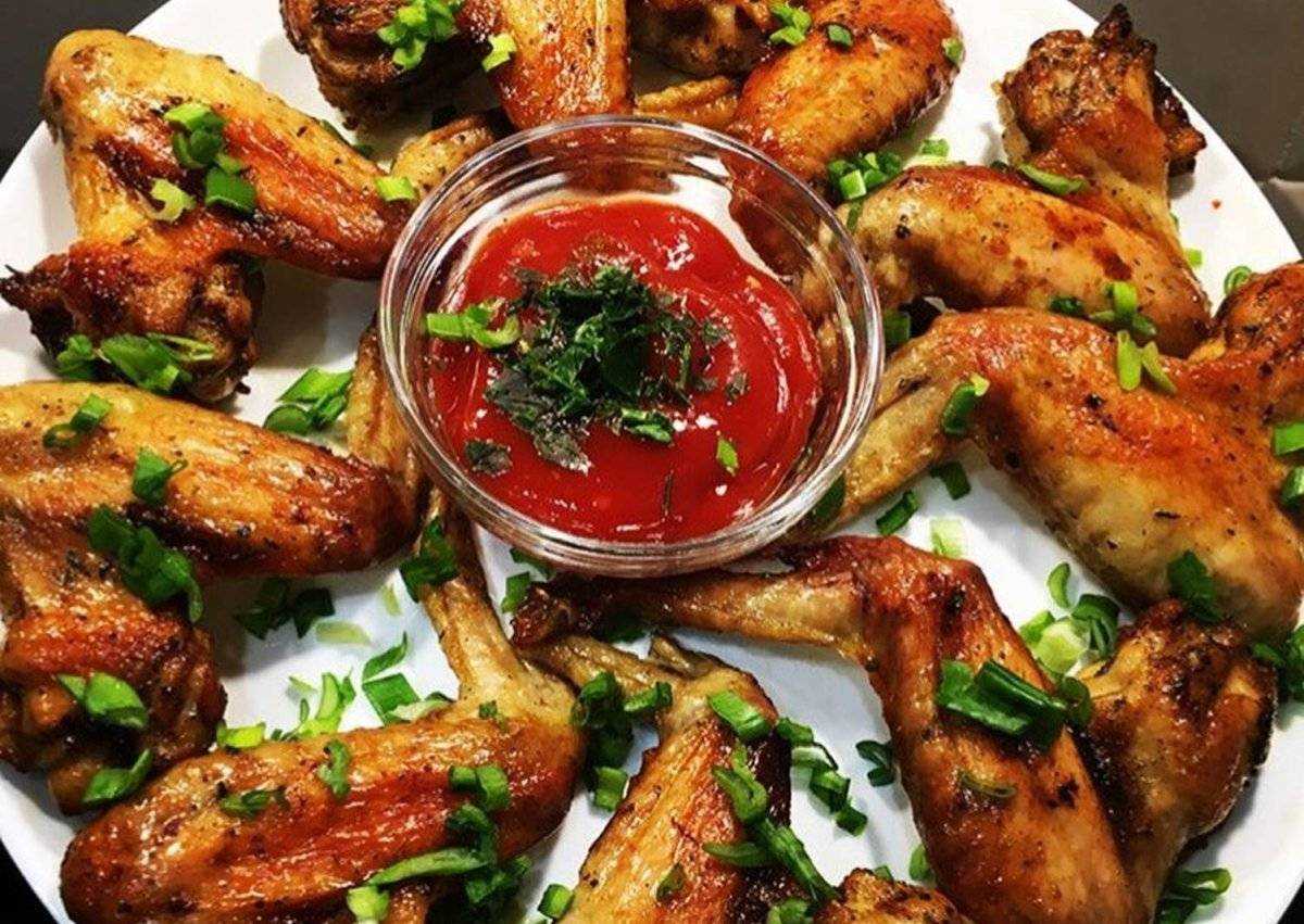 Как замариновать и приготовить вкусные куриные крылышки, простые пошаговые рецепты