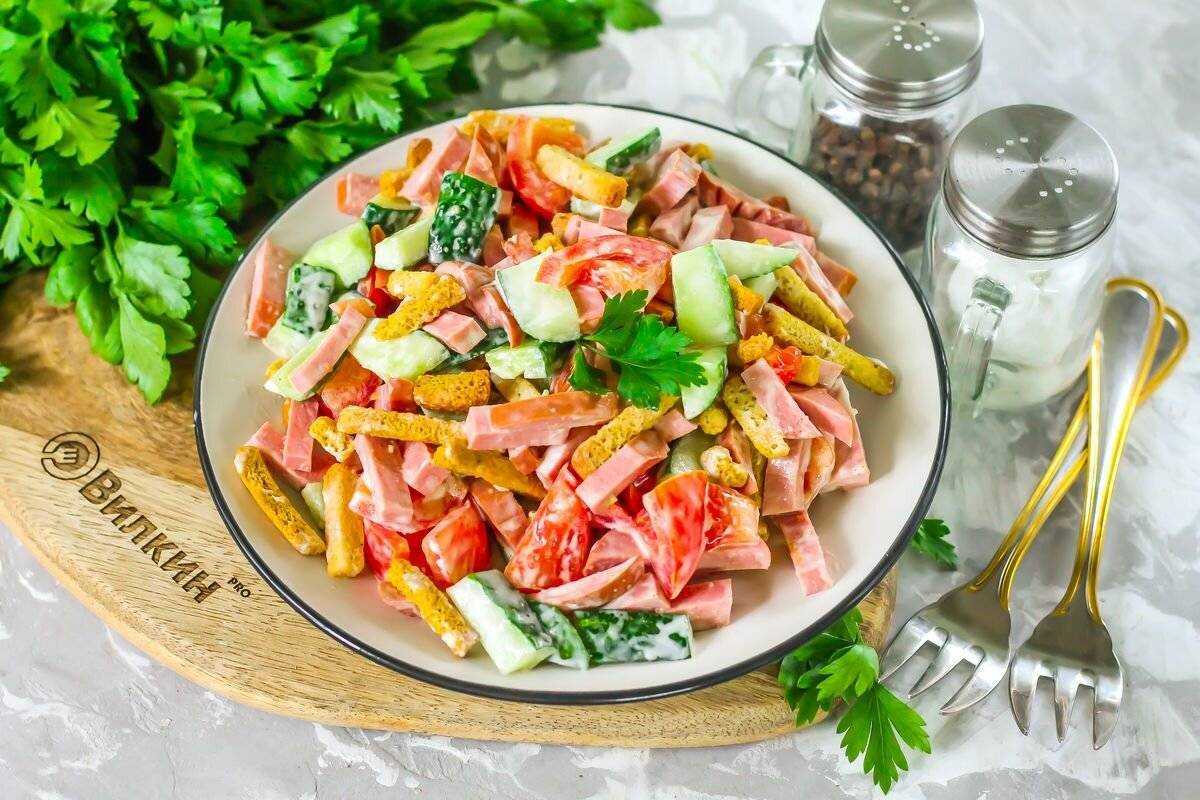 Салат с колбасным сыром – 8 простых и вкусных рецептов