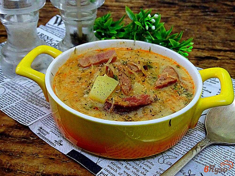 Гречка с колбасой и луком на сковороде