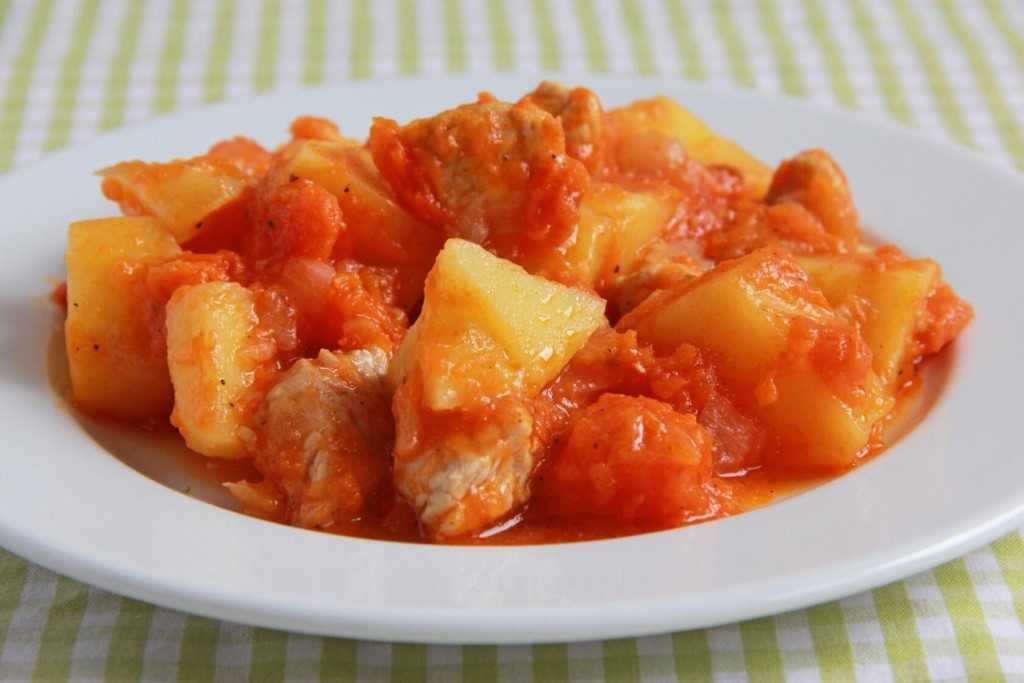 Тушеная картошка с мясом в кастрюле