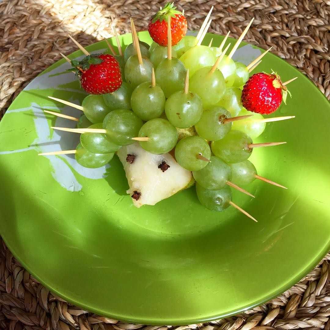 Праздничный стол. ёжик из груши. мк