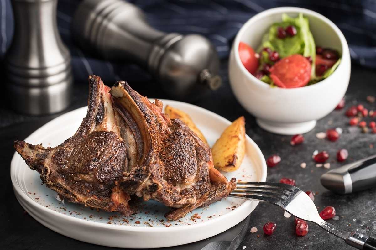 Свиная корейка на сковороде: рецепты приготовления, как вкусно пожарить и потушить - onwomen.ru