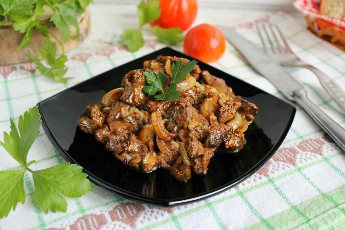 Куриная печень тушеная в майонезе с использованием: печень куриная,майонез слобода легкий,лук репчатый,морковь ЗдравствуйтеКуриная печень тушенная в майонезе получается нежная и сочная