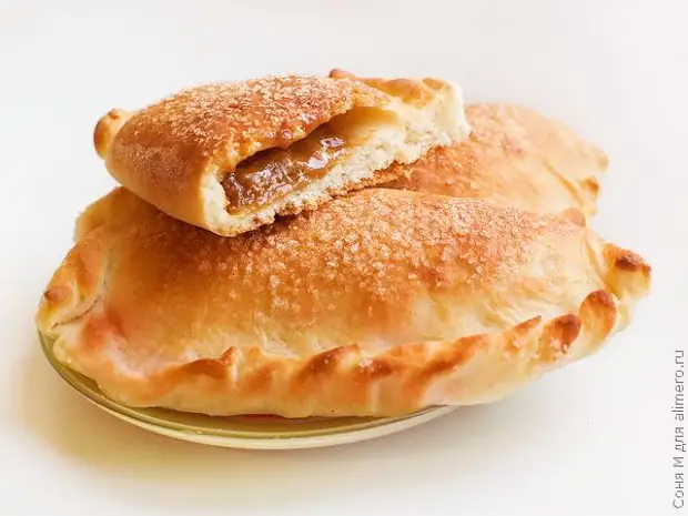 Булочки со сгущенкой из дрожжевого теста (в духовке) – рецепт с фото пошагово