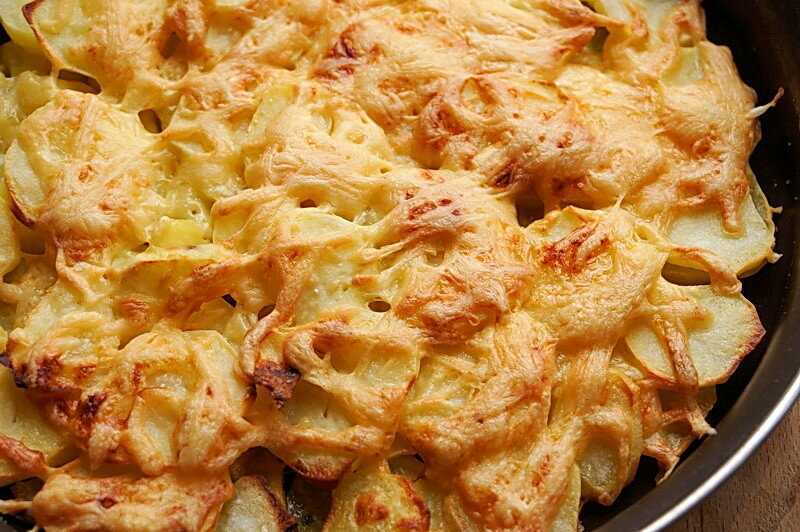 Картошка с сосисками, запеченная в духовке. простой рецепт - великолепный результат!