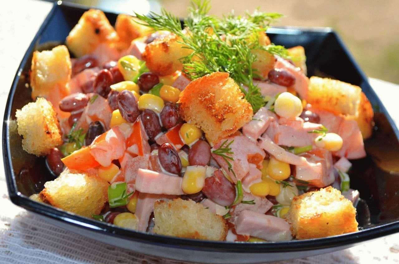 Популярные салаты с сухариками - 15 очень вкусных, простых и недорогих рецептов